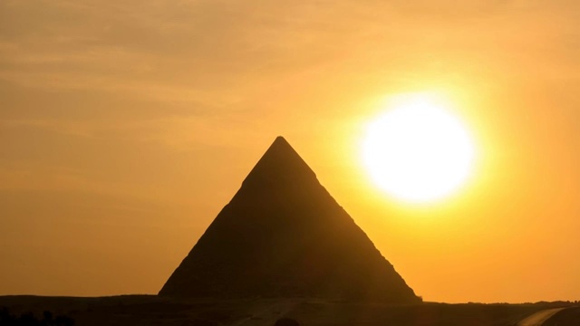 在埃及吉萨，大金字塔的时间在日落时流逝视频下载