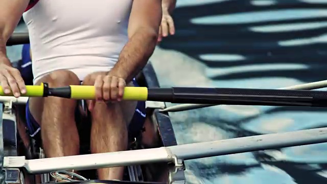男性运动员的身体在一个无舵手和他的队友划桨视频素材