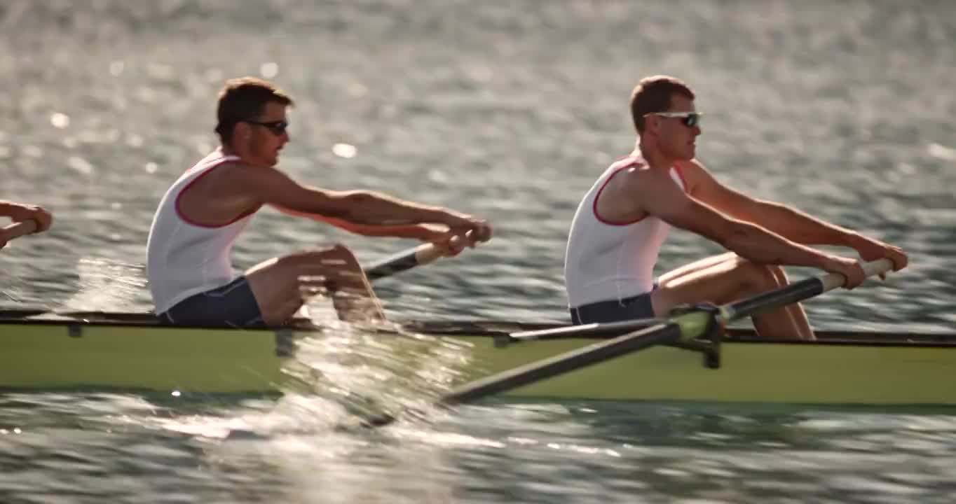 四个男运动员在湖中划船视频素材