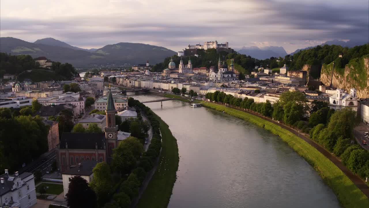 奥地利萨尔茨堡，日落时城市河流的广角航拍视频素材