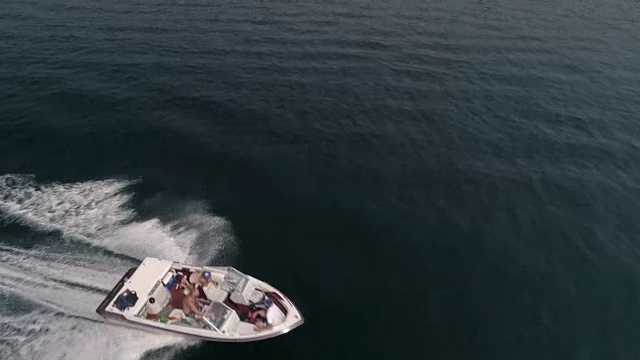 在划船季节阳光明媚的夏日，船的上空视频素材