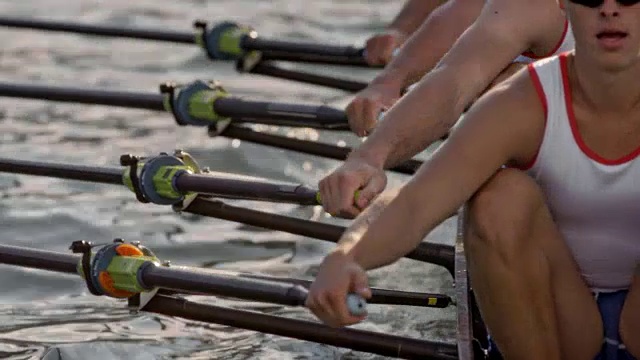 男运动员在湖上划桨，用切刀划水视频下载