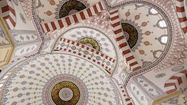 土耳其阿达纳萨班奇清真寺内的马赛克装饰视频下载
