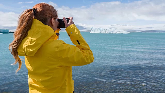 游客拍摄漂浮在水中的冰山视频下载