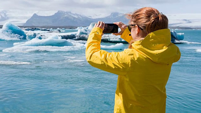 游客在拍摄冰川湖的照片视频下载
