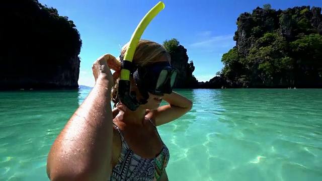 一名女子在泰国温暖的绿松石水中浮潜视频素材