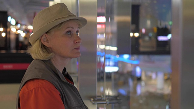 一位成年妇女环顾机场。视频下载