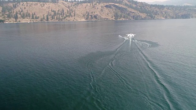 慢动作滑水飞机在船后喷洒美丽的蓝色水视频素材