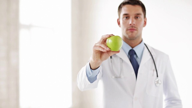 男医生手里拿着青苹果视频素材