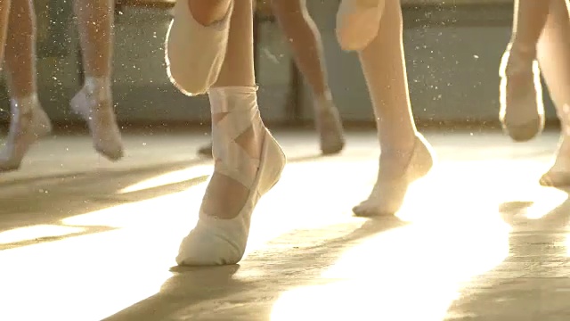 特写-芭蕾舞者的脚在光线视频下载