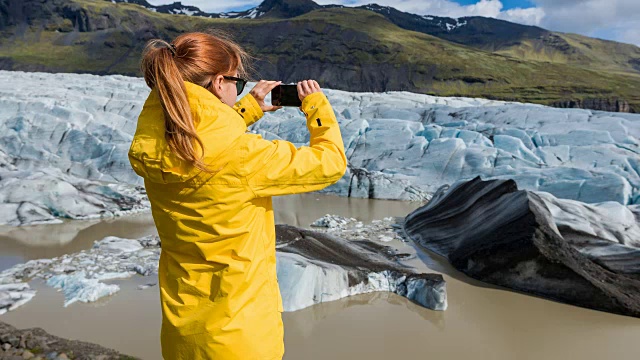 女人拍摄冰川全景照片视频下载