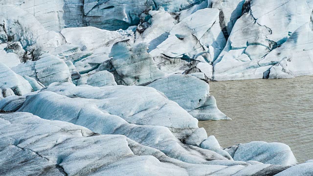 冰川上神奇的蓝色冰视频下载
