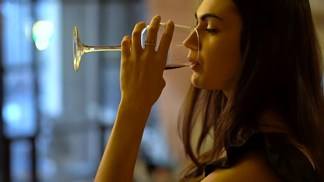 女孩正在喝杯子里的酒视频下载