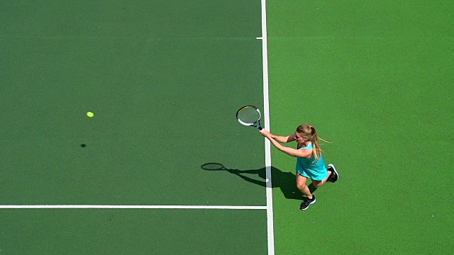 一位年轻的女网球运动员以慢动作回击。视频购买