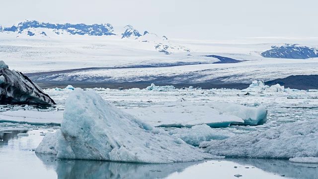 冰川湖，水中漂浮着冰山视频下载