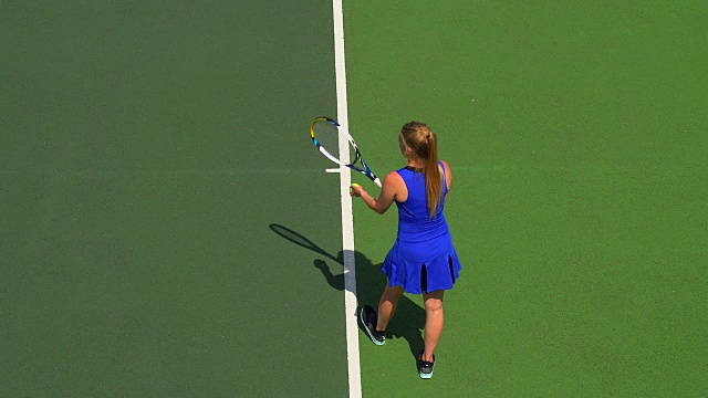 年轻漂亮的女子网球运动员安发球。视频下载