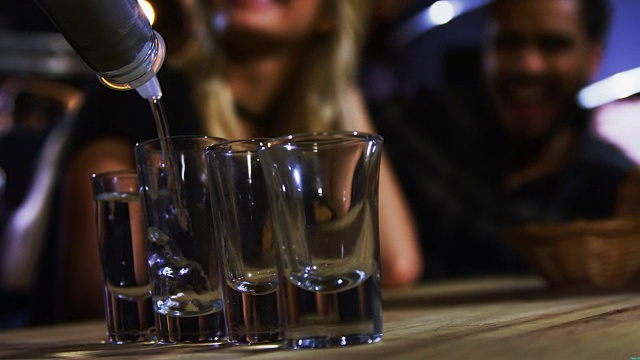 酒保用小酒杯喝龙舌兰酒视频素材