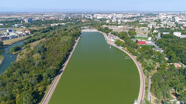 在保加利亚普罗夫迪夫市，无人机在水船运河上空不断上升视频下载