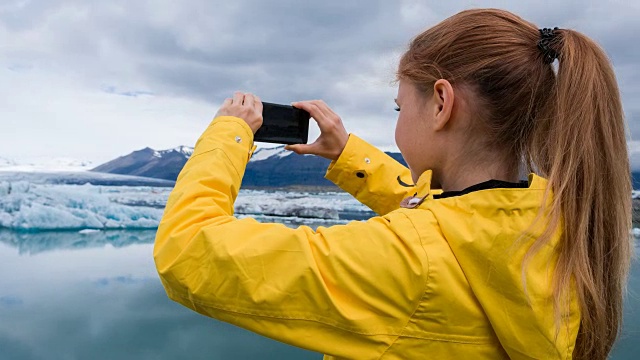 游客用智能手机拍摄冰山视频下载