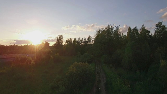 俄罗斯，日落时分，铁路上的村庄视频素材