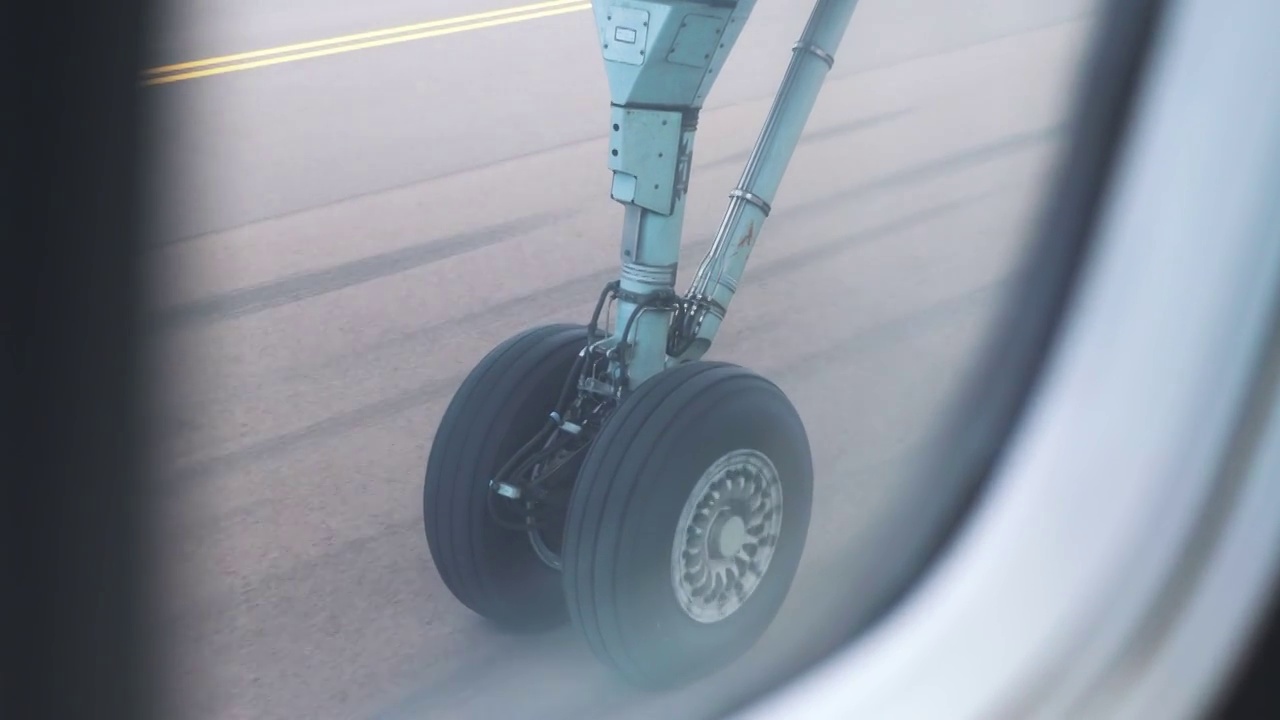 飞机起飞时的4k慢镜头视频素材
