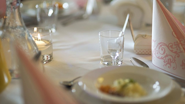 精美的餐桌，浪漫的晚餐。视频下载