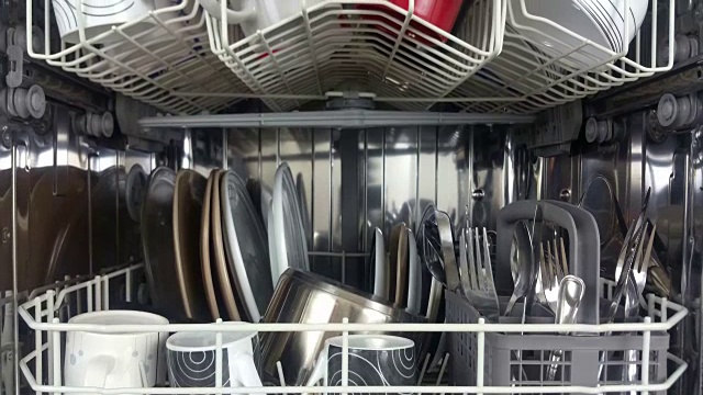 抬高镜头的洗碗机装满了陶器和餐具视频下载