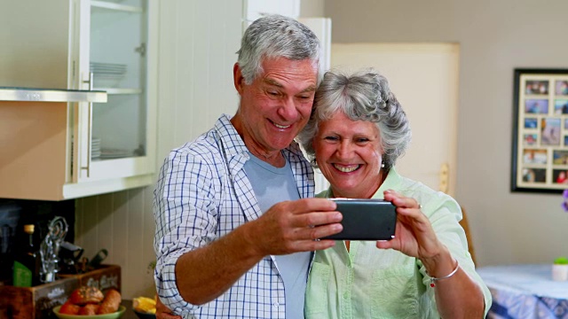老夫妇用4k手机自拍视频素材