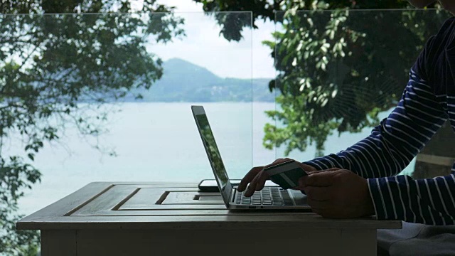 男人用笔记本电脑和信用卡支付网上购物视频素材