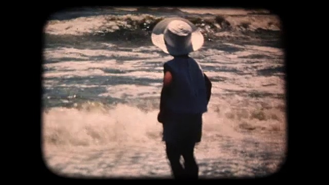 60年代的8毫米镜头-男孩在海里溅水视频下载