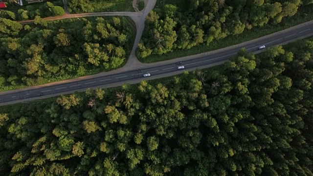 飞过绿色的森林和村庄附近的道路，俄罗斯视频素材
