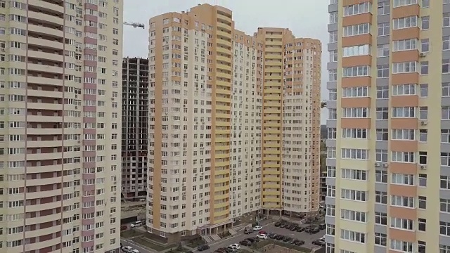 鸟瞰图。城市中新建的高层公寓楼的综合体。摄像机移开了视频下载