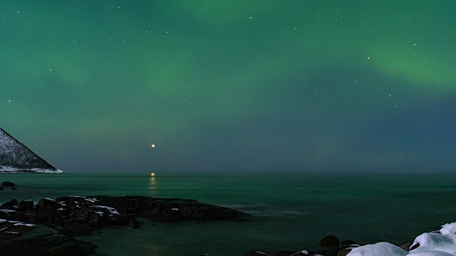 北极光，北极光或北极光在挪威夜空中的时间流逝视频素材