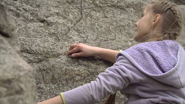 女孩攀岩者视频素材