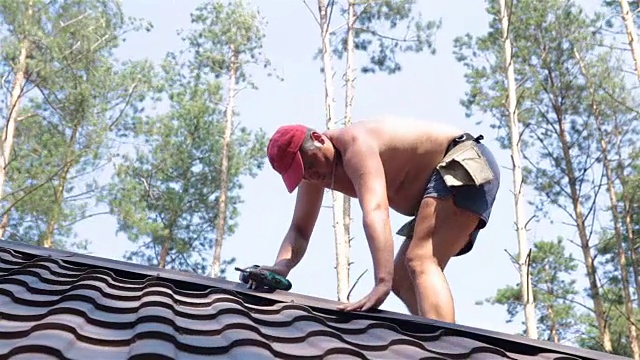 屋顶紧固件金属屋面材料。视频下载