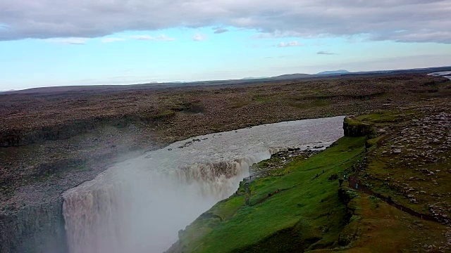 鸟瞰图拍摄的迪蒂福斯瀑布在冰岛。视频素材