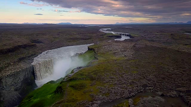鸟瞰图拍摄的迪蒂福斯瀑布在冰岛。视频素材