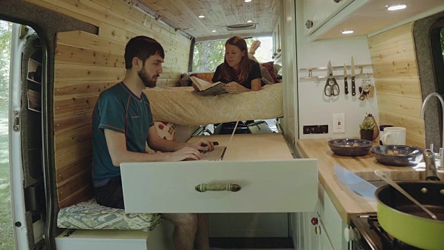 4K超高清:年轻夫妇交替住在面包车里视频下载