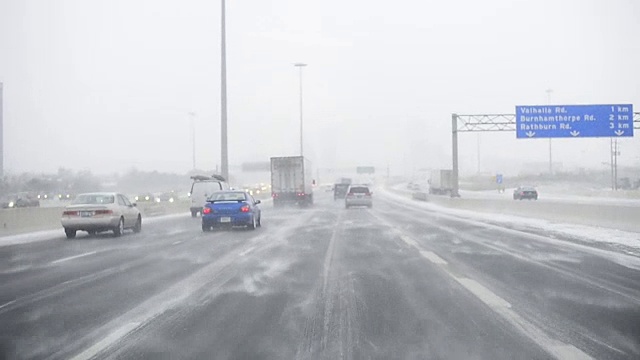 在暴风雪中驾驶，加拿大视频素材