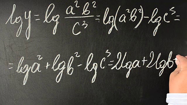 数学分析、对数。我们用粉笔在黑板上写字。视频素材