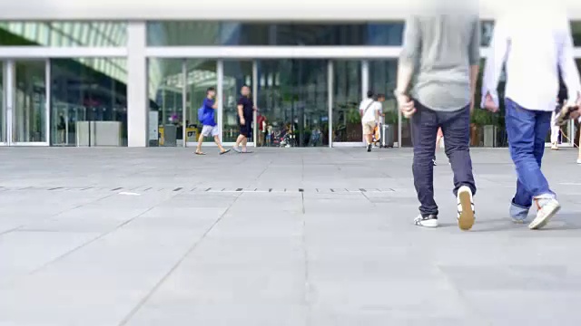 Wonderlust - City Breaks: 4K - Time lapse:一群人走在路上。zoomin风格。视频素材