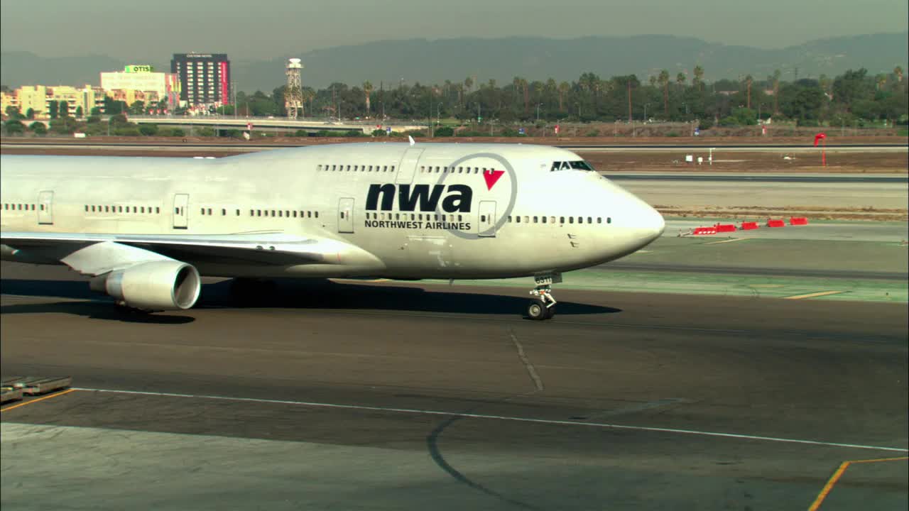 MS, CU，西北航空公司飞机滑行接近登机口，美国加利福尼亚州洛杉矶视频下载