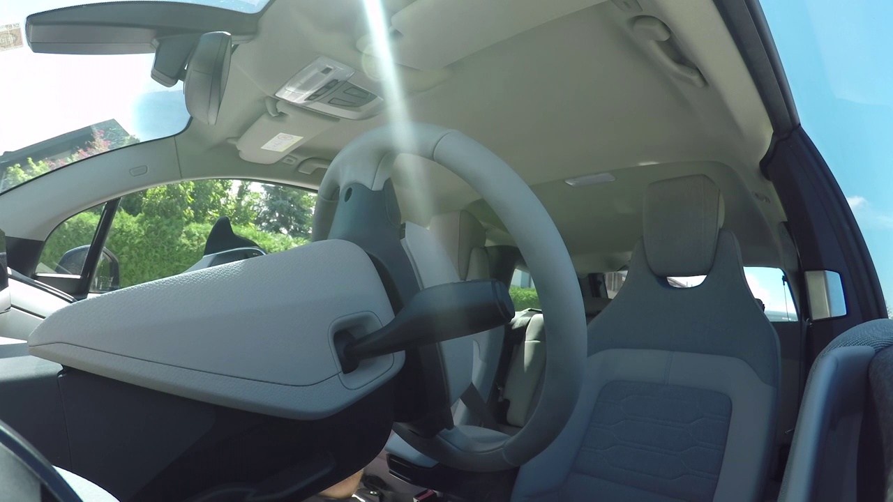 近距离观察:自动电动汽车自动转动车轮和自动停车视频素材