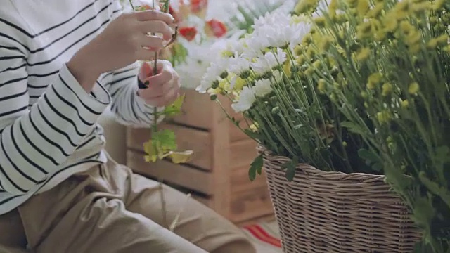 亚洲花匠在花店安排花束视频素材