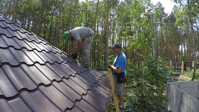 屋顶建筑住宅建筑屋顶的建造视频下载