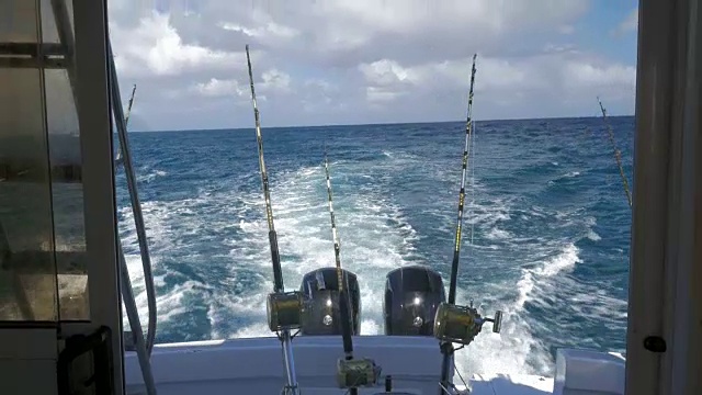 在海上航行的带钓具的游艇视频素材