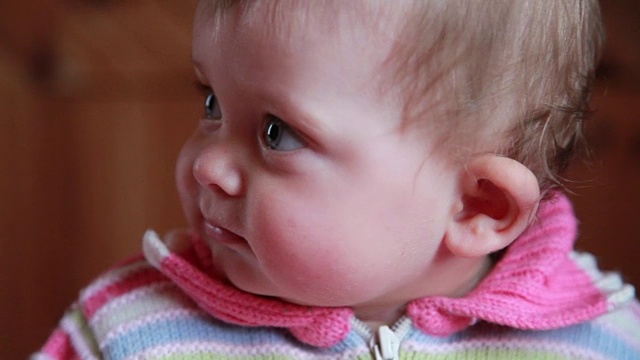 一个快乐微笑的婴儿的特写视频下载