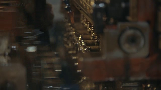 冷成形机制造螺栓和螺钉视频下载