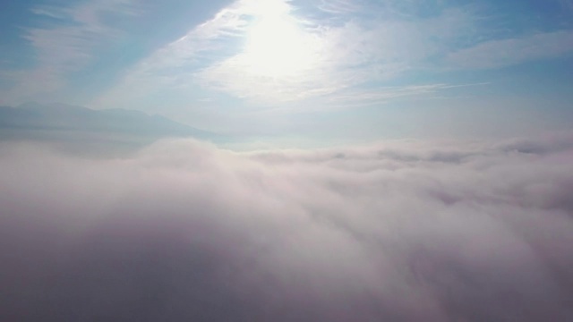 云海中的航拍视频(缩小)视频素材