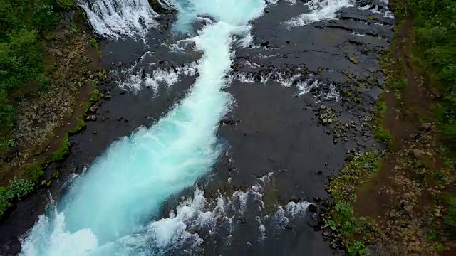 鸟瞰图美丽的Bruarfoss瀑布在冰岛视频素材